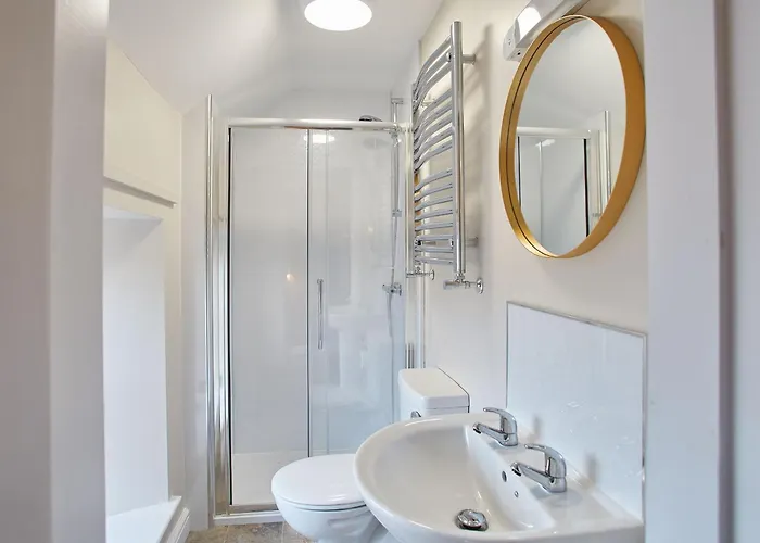 Host & - Middle Whitby