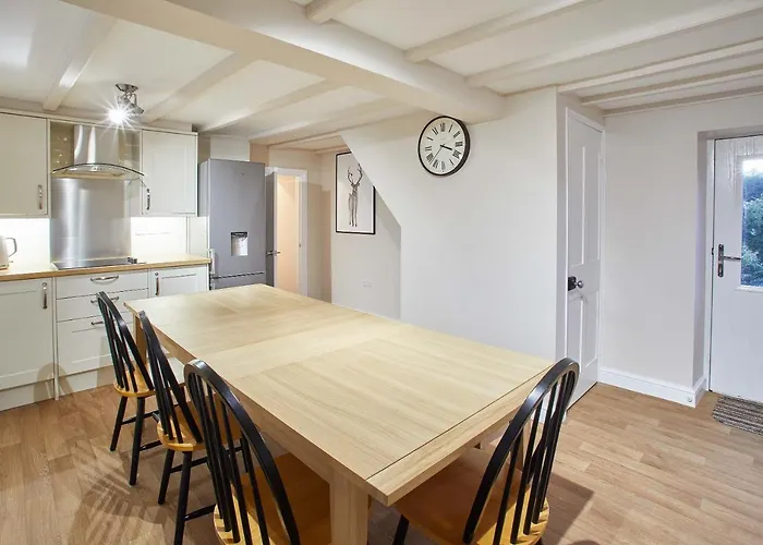 Host & - Middle Whitby